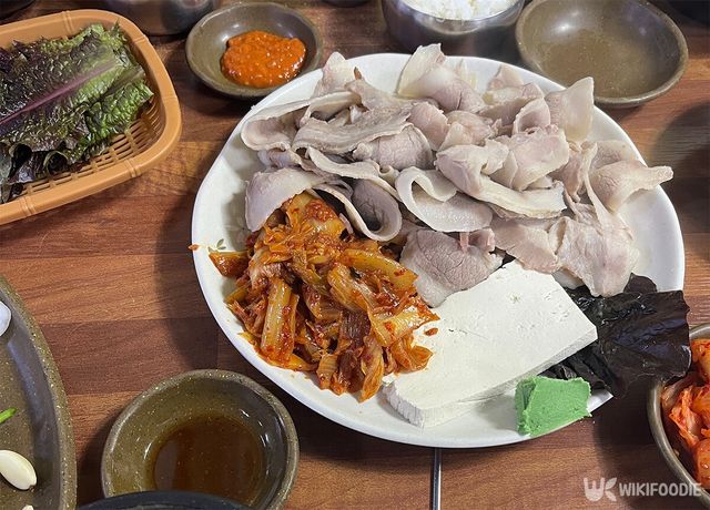 잘 익은 항정살과 볶음김치, 두부가 한 접시에 담겨 있다. / 위키푸디