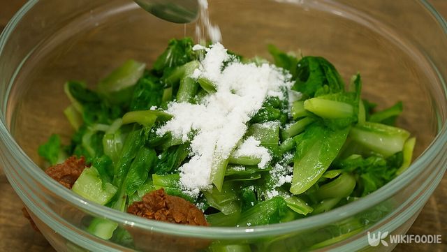 데친 얼갈이배추에 된장과 쌀가루를 넣어 버무리고 있다. / 위키푸디