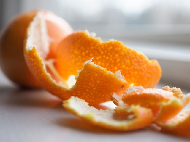 귤을 다 먹고 난 뒤 남은 껍질들을 따로 모아두었다.&nbsp;/ Rohane Hamilton-shutterstock.com