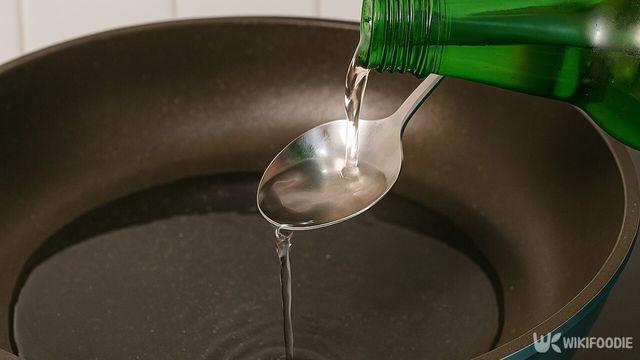 프라이팬 위 숟가락에 소주를 붓는 모습이다.&nbsp;/ 위키푸디
