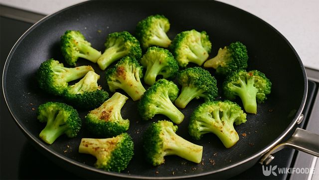 살짝 데친 브로콜리를 볶고 있다. / 위키푸디