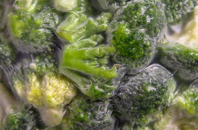 진공으로 포장된 브로콜리가 진열되어 있다. / Katerininamd-shutterstock.com