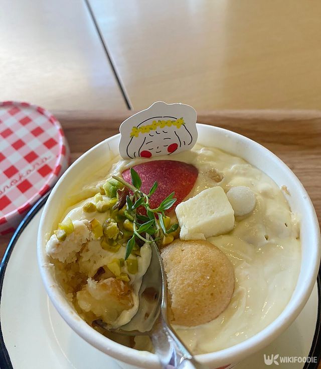 푸딩 시트에는 촉촉한 빵과 과육이 가득 담겨 있다. / 위키푸디