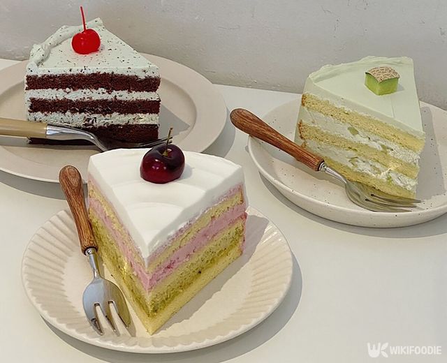 민트 초코 케이크, 체리 케이크, 멜론 케이크가 접시에 각각 담겨 있다. / 위키푸디