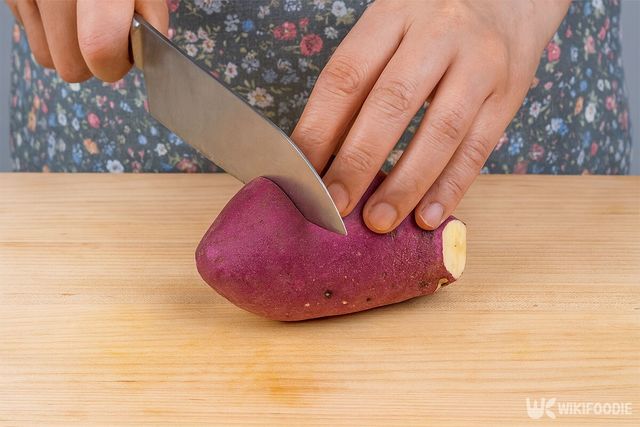 고구마를 손질하고 있다. / 위키푸디