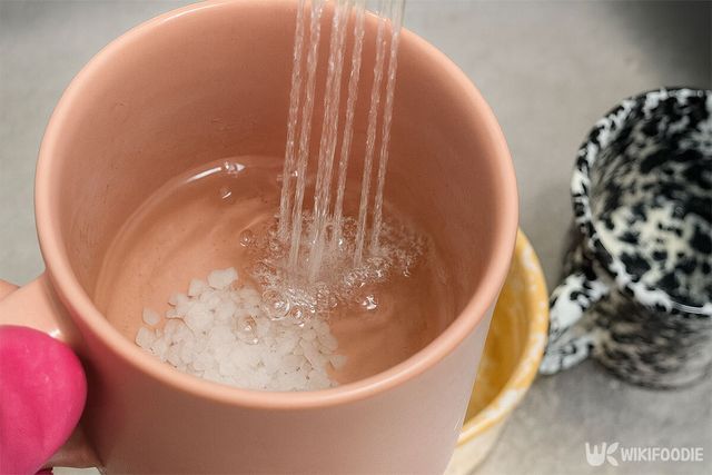 굵은 소금이 든 컵 안에 물을 받고 있다. / 위키푸디