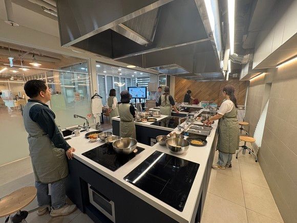 '싱글싱글 방탈출' 프로그램 중 하나인 요리교실 사진. / 서초구 제공