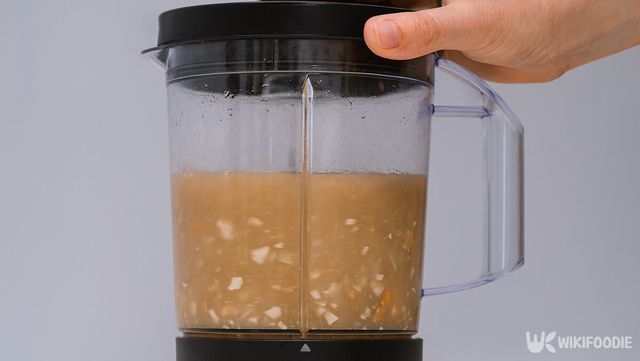 믹서기에 물과 잘게 부순 계란 껍데기를 넣어 내부를 정리하는 과정이다. / 위키푸디