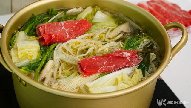 따끈한 육수에 채소와 고기가 담겨 끓어오르는 순간을 포착한 사진이다. / 위키푸디