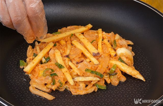 프라이팬에 반죽을 올리고 있다. / 위키푸디