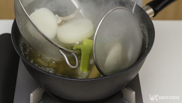 끓는 육수 위로 체에 담긴 무와 채소가 한눈에 보이는 조리 과정 사진이다. / 위키푸디