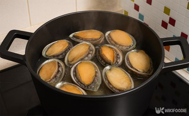 전복을 찜기에 삶고 있다. / 위키푸디