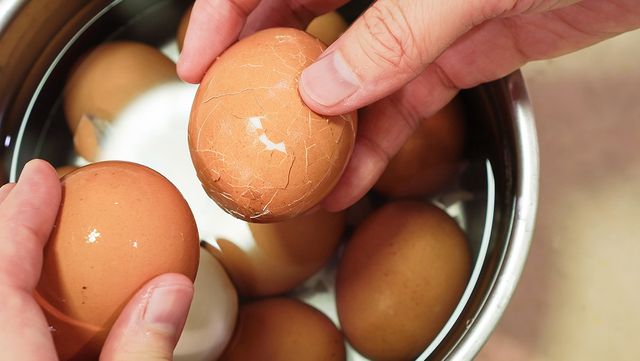 계란 껍데기를&nbsp;물에 담가 씻는 과정이다. / Lek in a BIG WORLD-shutterstock.com