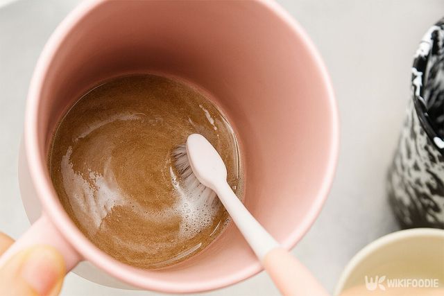 칫솔을 이용해 컵 안을 닦고 있다. / 위키푸디