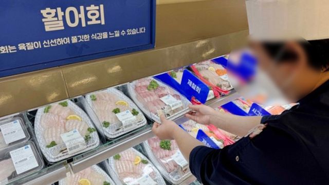 활어회 코너에서 직원이 회를 진열하고 있다. / 이마트 제공