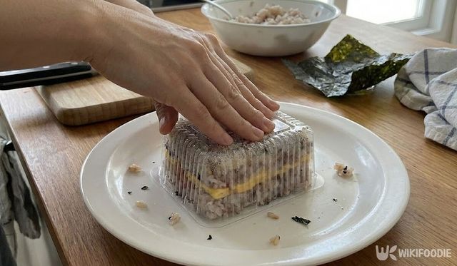 조미김 용기를 무스비 틀로 사용하고 있다. / 위키푸디