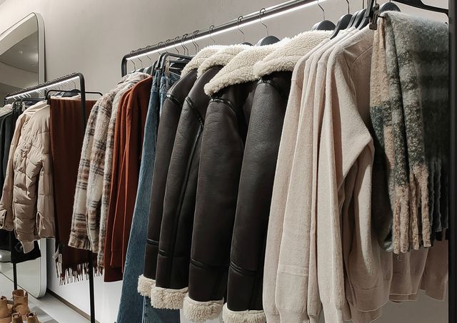 의류 매장에 옷들이 걸려 있다. 기사의 이해를 돕기 위한 참고 사진입니다. / Galina Chet-shutterstock.com