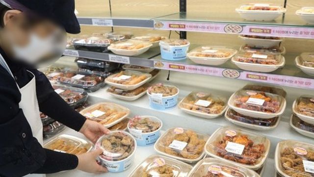 키친델리 코너에서 직원이 메뉴를 진열하고 있다. / 이마트 제공