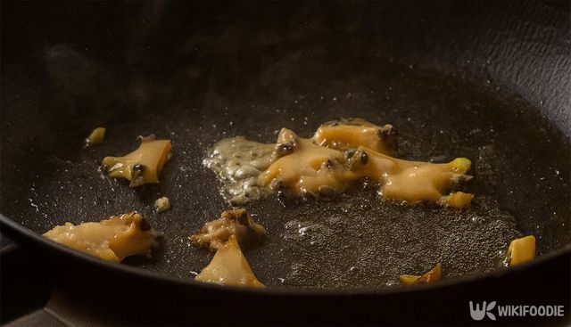 전복을 굽고 있다. / 위키푸디