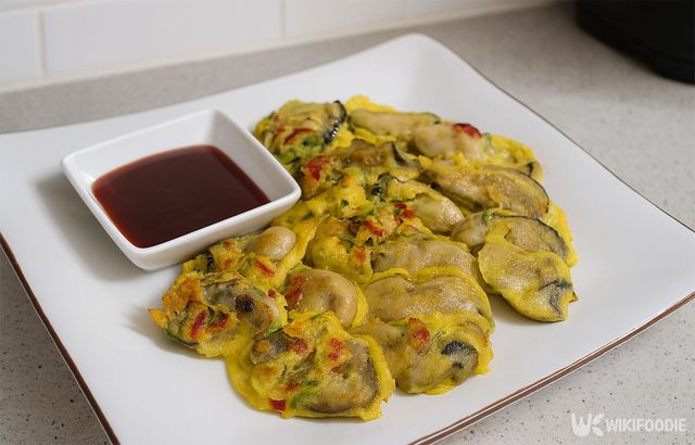 완성된 굴전이 초장과 함께 접시에 놓여 있다. / 위키푸디