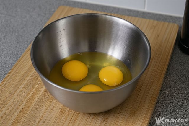계란 세 개가 볼에 담겨 있다. / 위키푸디