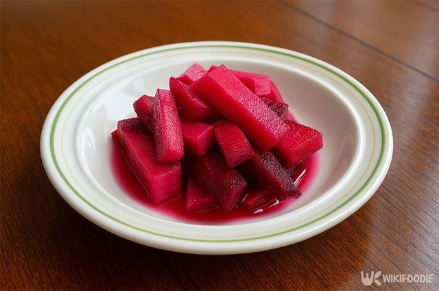 콜라비 피클이 접시에 담겨 있다. / 위키푸디
