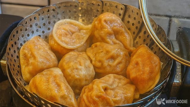 찜기에 놓인 냉동만두가 촉촉히 수분을 머금고 있다. / 위키푸디
