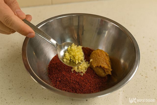 재료들을 넣고 양념장을 만들고 있다. / 위키푸디