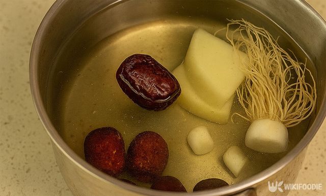 대파 뿌리, 대추를 넣고 차를 끓인 모습이다. / 위키푸디