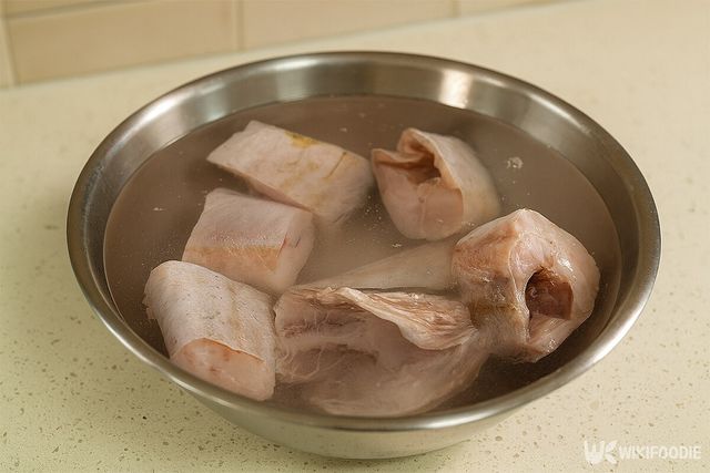 동태를 소금물에 담가둔 모습이다. / 위키푸디