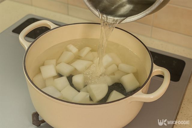 무와 다시마를 담은 냄비에 물을 붓고 있다. / 위키푸디