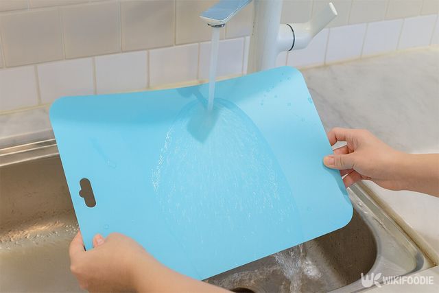 플라스틱 도마를 찬물에 씻고 있다. / 위키푸디