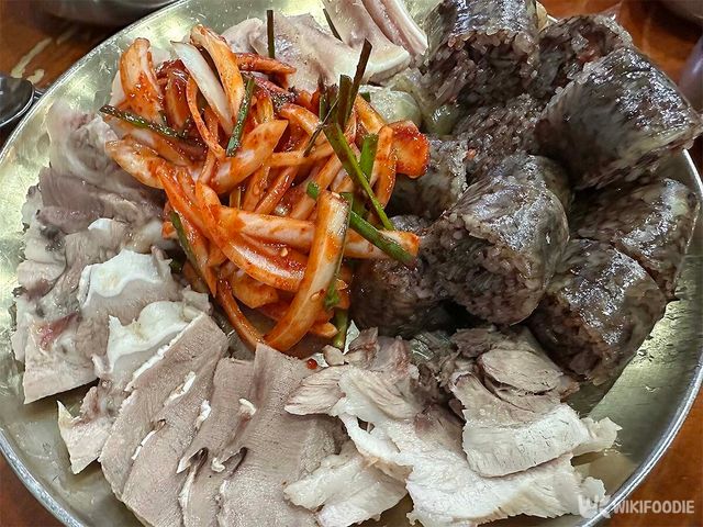 함경도찹쌀순대 모듬 수육 자료 사진. / 위키푸디