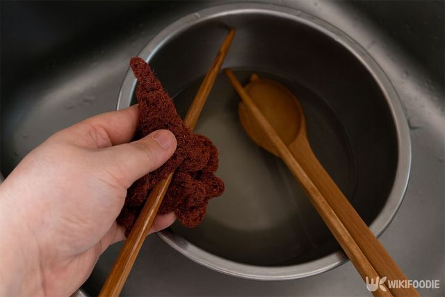 나무 수저를 수세미로 문지르고 있다. / 위키푸디