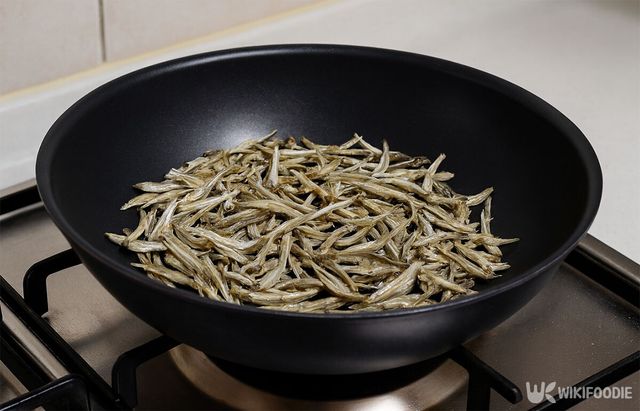 멸치를 마른 팬에 넣은 모습이다. / 위키푸디