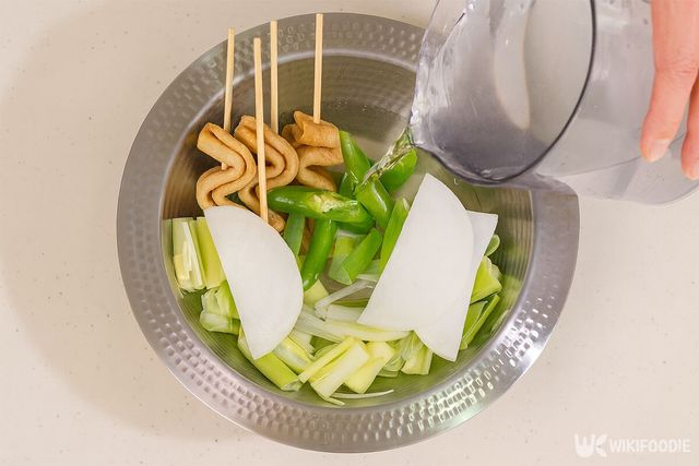 냄비에 재료를 넣고 물을 붓고 있다. / 위키푸디