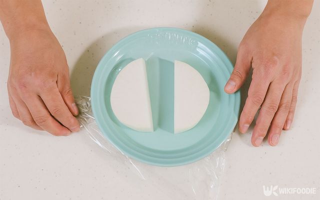 무를 랩에 씌우고 있다. / 위키푸디