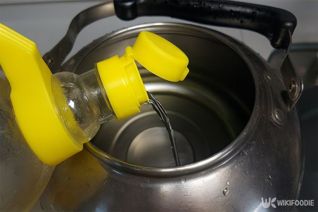 주전자에 식초를 붓고 있다. / 위키푸디