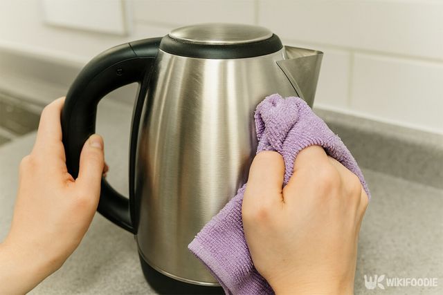 주전자 외부를 수건으로 닦고 있다. / 위키푸디