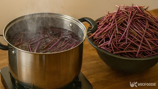 고구마 줄기 자료 사진 . / 위키푸디