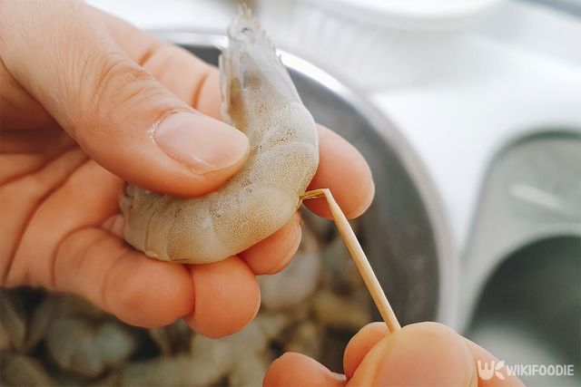 새우 내장을 제거하고 있다. / 위키푸디