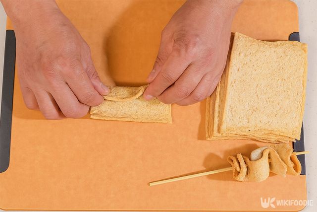 어묵 꼬치를 접고 있다. / 위키푸디