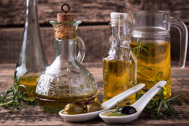 올리브 오일이 놓여 있다. 올리브 오일은 혈관 기능에 좋은 것으로 알려져 있다. / id-art-shutterstock.com
