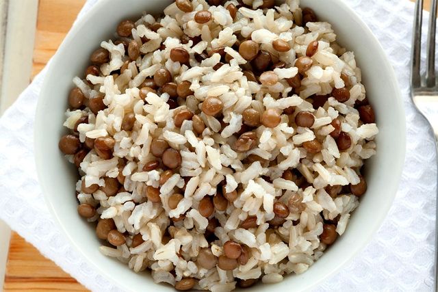 렌틸콩을 넣은 밥이 그릇에 담겨 있다. / UNYKA-shutterstock.com