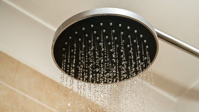 샤워기 수압이 약해 물이 쫄쫄 나오고 있다. / 위키푸디