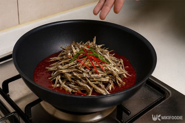 양념장에 멸치와 썰어 놓은 고추를 넣고 있다. / 위키푸디