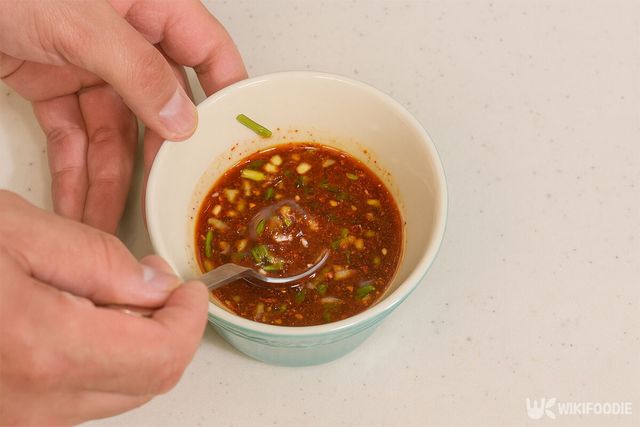 양념장을 만들고 있다. / 위키푸디
