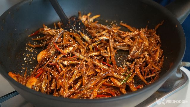 고추장 멸치 볶음을 볶고 있다. / 위키푸디