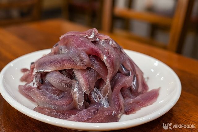 멸치회가 접시에 담겨 있다. / 위키푸디