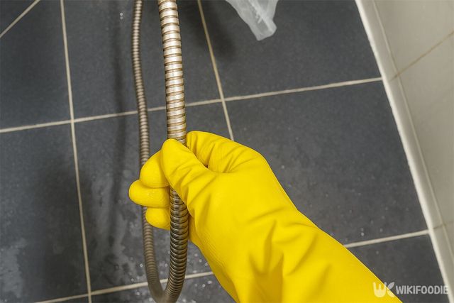 보호구 고무장갑을 착용하고 있다. / 위키푸디